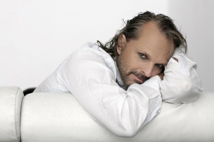 Miguel Bosé: una fiction per conoscere meglio il cantante spagnolo